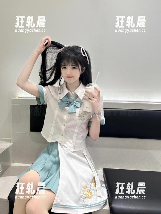 等等！zztt11最新写着“口红和雨伞的深厚友情”，我得看个明白！