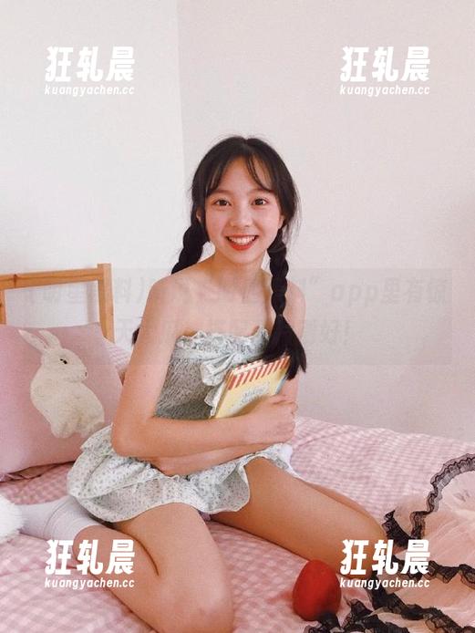 听说“明星黑料”app里有惊天大瓜，搭配薯片刚好！