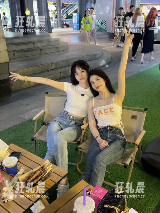 黑料吧的入口让我想到了那种神秘的小巷子，进去之前就觉得会有故事。